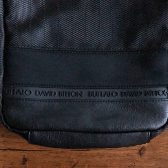 David Bitton Buffalo Man crossbody travel bag - Picture 3 of 16